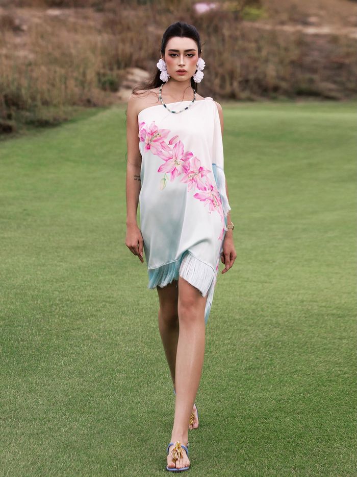 Hồi đầu năm 2025, Emoura trở lại Việt Nam và đăng ký dự thi Vietnam’s Next Top Model, một phần vì muốn khiến mẹ tự hào, đồng thời tin rằng thời trang Việt Nam có vị trí xứng đáng trên bản đồ quốc tế. 