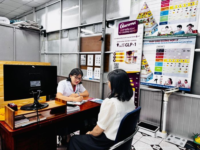 TS.BS Hoàng Thị Bạch Yến tư vấn bảo vệ sức khỏe mùa nắng nóng cho người dân.
