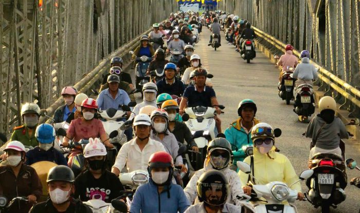 Để thích nghi tốt với thời tiết nắng nóng, cần kết hợp đồng bộ giữa chế độ dinh dưỡng hợp lý, bổ sung nước và điện giải khoa học cùng với điều chỉnh thói quen sinh hoạt.
