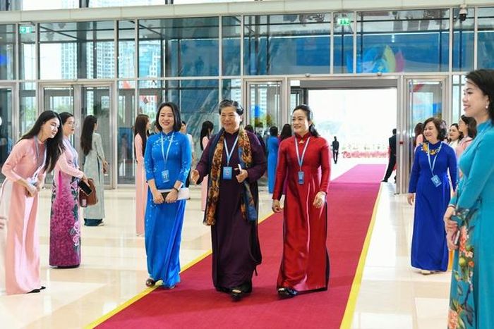 Nguyên Phó Chủ tịch Thường trực Quốc hội Tòng Thị Phóng tới dự Đại hội.