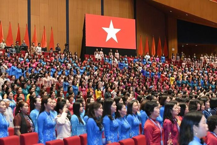 Đại hội thực hiện nghi lễ chào cờ.