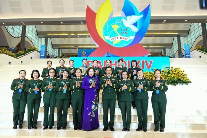 Phó Chủ tịch Quốc hội Nguyễn Thị Hồng và Phó Thủ tướng Chính phủ, Bộ trưởng Bộ Quốc phòng Phan Văn Giang cùng các nữ đại biểu.