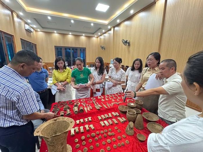 Các chuyên gia khảo cổ, bảo tàng đánh giá, phân loại bộ sưu tập hiện vật thuộc nền văn hóa Đông Sơn.