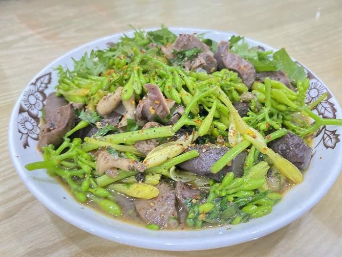 Khi ăn hoa đu đủ đực xào lòng gà cần chú ý lượng cholesterol.