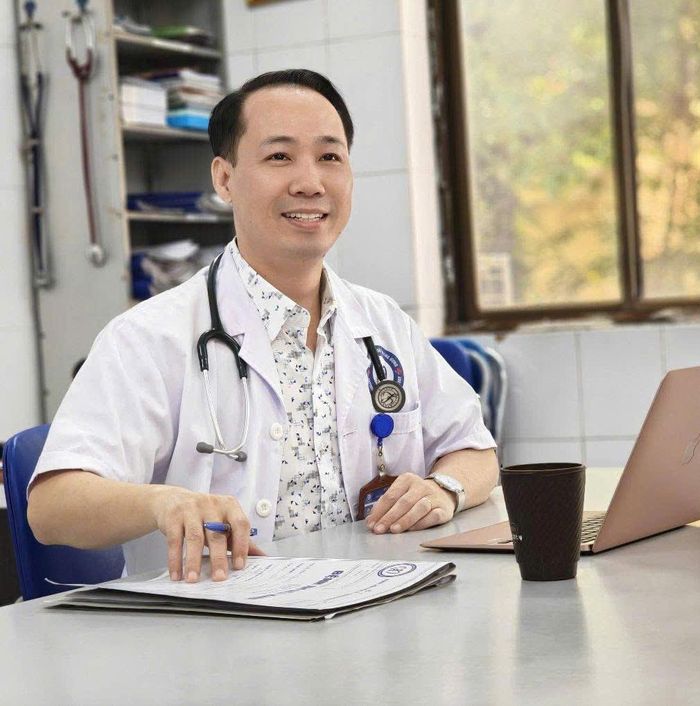 ThS.BS Nguyễn Giang Nam luôn quan niệm mỗi cuộc gặp gỡ với người bệnh là một cơ hội để gieo thêm niềm tin, sự an tâm và hy vọng trên hành trình chữa lành.
