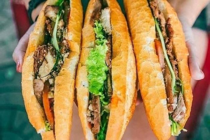 Cục An toàn thực phẩm (Bộ Y tế) đề nghị Sở Y tế Đồng Tháp khẩn trương điều tra, truy xuất nguồn gốc thực phẩm sau khi ghi nhận 22 trường hợp nhập viện nghi ngộ độc liên quan đến cơ sở sản xuất bánh mì Hồng Ngọc 37...