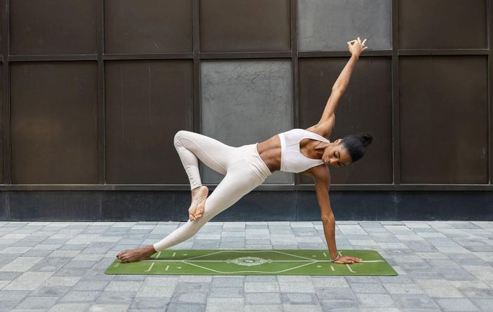 Tập yoga đều đặn giúp các cơ bắp dần dần mềm dẻo hơn.