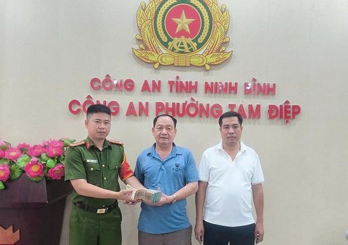 Công an trao trả 500 triệu đồng cho ông Hy. Ảnh: Công an phường Tam Điệp.