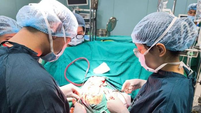 Các bác sĩ tiến hành phẫu thuật cấp cứu dẫn lưu máu tụ để giải phóng áp lực nội sọ.
