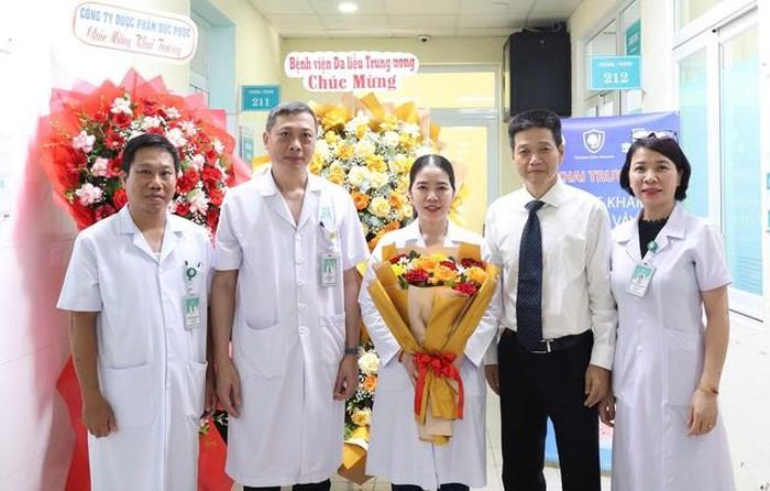 Giám đốc BV 199 Hoàng Thanh Tuyền (thứ 2 từ trái sang) cùng Giám đốc BV Da liễu Trung ương Lê Hữu Doanh (thứ 2 từ phải sang) tại buổi khai trương Phòng khám chuyên đề bệnh vảy nến.
