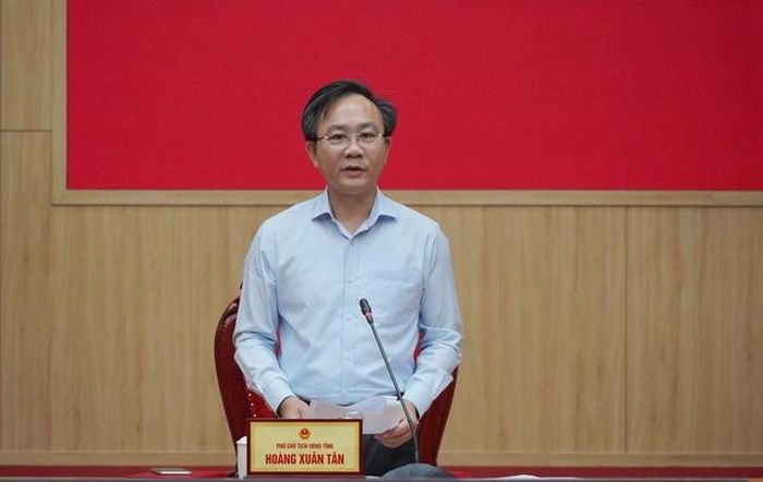 Ông Hoàng Xuân Tân, Phó Chủ tịch UBND tỉnh Quảng Trị phát biểu tại hội nghị.