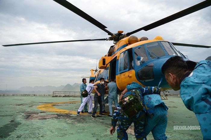Nạn nhân được đưa lên trực thăng trong tình huống cứu hộ trên nóc nhà cao tầng.