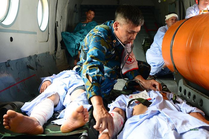 Quân y kiểm tra, theo dõi nạn nhân trong khoang trực thăng.