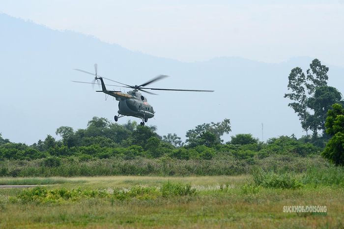 Trực thăng Trung đoàn Không quân 916 cất cánh từ khu vực sân bay Hòa Lạc, cơ động đến hiện trường diễn tập.