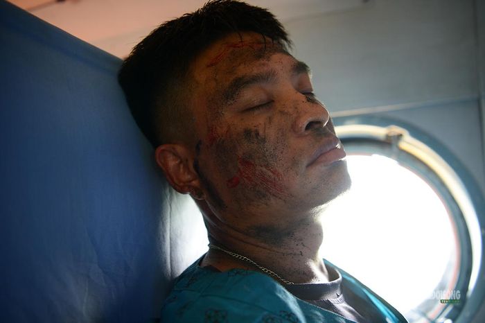 Nạn nhân được bố trí trong khoang trực thăng sau khi rời khu vực nguy hiểm.