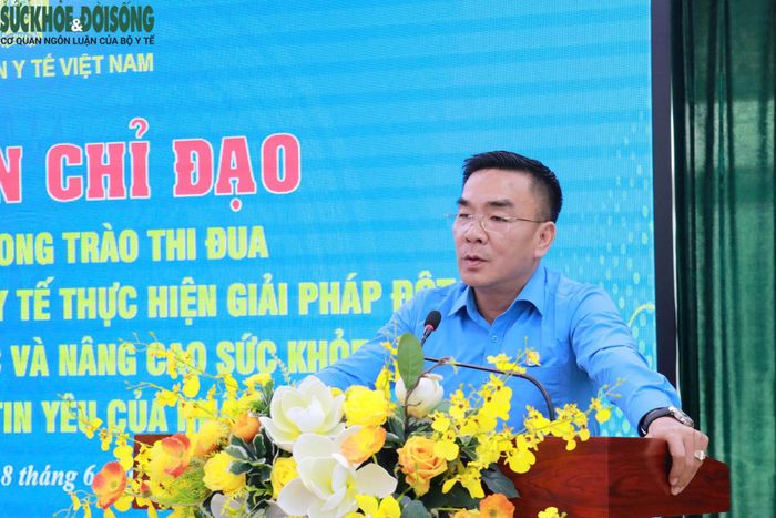 TS.BS Nguyễn Lương Tâm, Chủ tịch Công đoàn Y tế Việt Nam - Phó Trưởng Ban Thường trực Ban Chỉ đạo phát biểu tại cuộc họp.