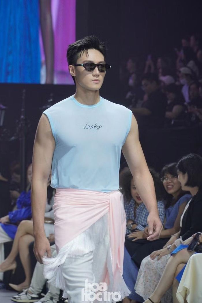Mạc Trung Kiên - Quán quân The Face Vietnam 2018 - trong trang phục của nhà thiết kế ADRIAN ANH TUẤN.