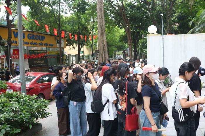Hàng dài người hâm mộ xếp hàng từ sớm để mua báo và đăng ký vé Concert Thanh Xuân.