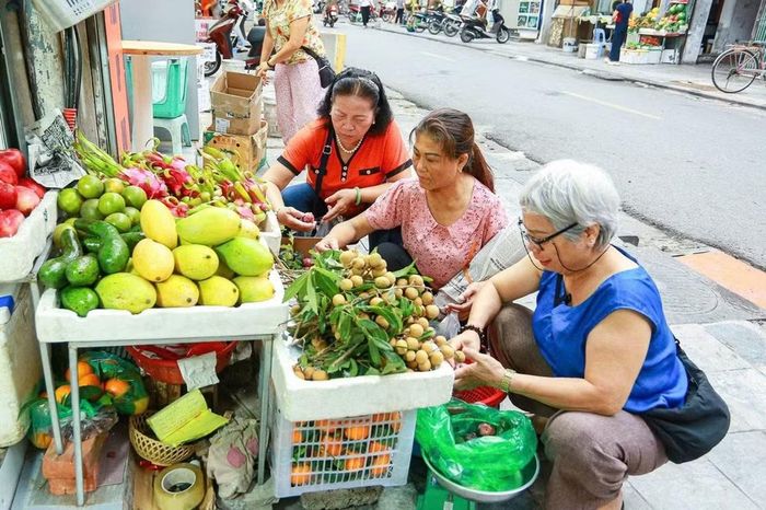 Một lời nhắc trong dịp Tết Đoan Ngọ là ăn nhiều hoa quả theo mùa. Ảnh: TPO.