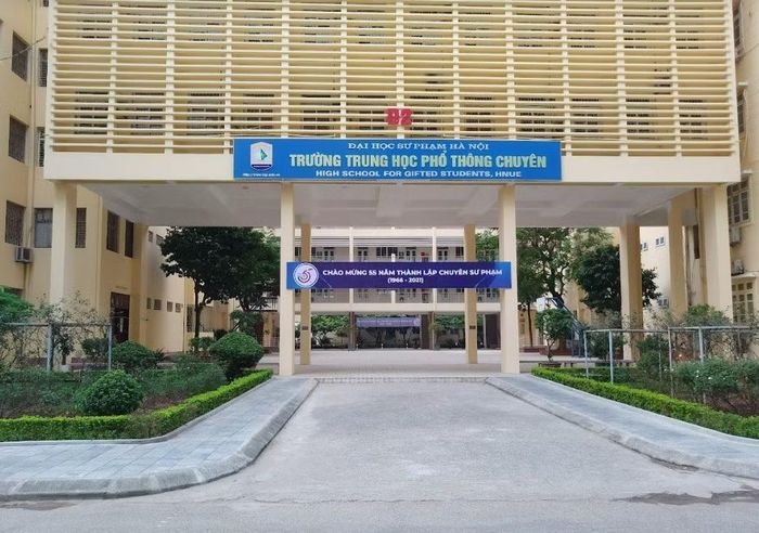 Trường THPT chuyên Đại học Sư phạm Hà Nội.
