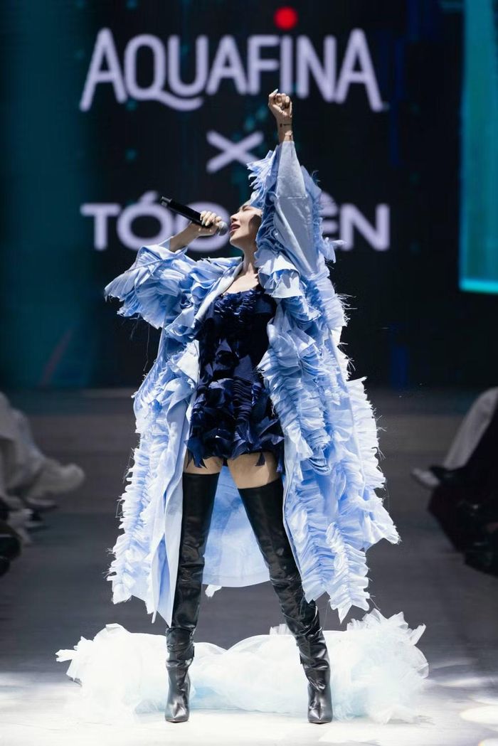 Ca sĩ Tóc Tiên mang bản mashup rock hot đến sân khấu đêm khai mạc Aquafina Tuần lễ Thời trang Quốc tế Việt Nam mùa thứ 21