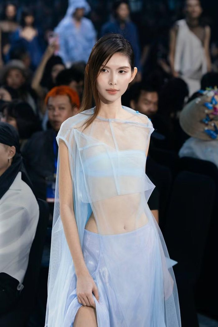 Người mâũTyhD tại show diễn thương hiệu Môi Điên