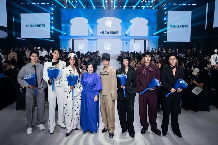 Khép lại show diễn của thương hiệu Nobody Knows, Madame Trang Lê và Giám đốc Sáng tạo Kelbin Lei cùng dàn sao chào khán giả tại đêm khai mạc AVIFW 21st Edition 2026
