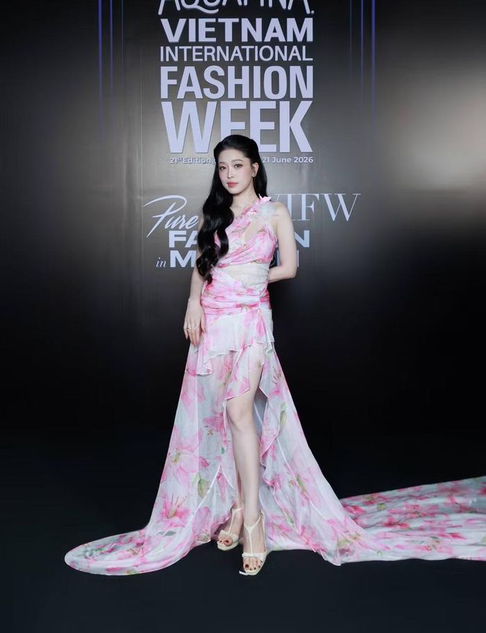 Á hậu Bùi Phương Nga xuất hiện trong thiết kế của Adrian Anh Tuấn tại thảm đỏ AVIFW 21st Edition 2026