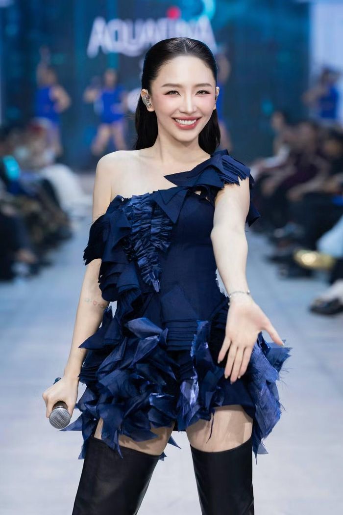 Ca sĩ Tóc Tiên với thần thái rạng rỡ tại show diễn của NTK Tom Trandt trong đêm khia mạc AVIFW mùa thứ 21