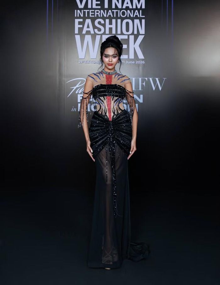 Miss Cosmo Cambodia 2024 - Leakena In trong đầm dạ hội đen quyền lực tại thảm đỏ AVIFW 21st Edition 2026