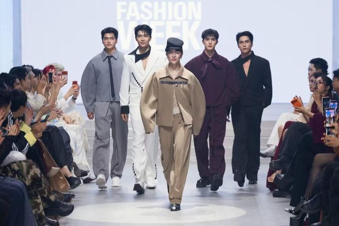 Giám đốc Sáng tạo Kelbin Lei và F4 điện ảnh khép lại show diễn với khoảnh khắc bùng nổ khi cùng nhau sải bước trên đường runway của AVIFW 21st Edition 2026