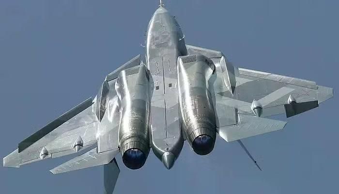 Cụ thể, điều này đề cập đến phạm vi quan sát bằng radar được mở rộng, cho phép phi công điều khiển máy bay phát hiện mục tiêu không chỉ ở phía trước mà còn ở hai bên.