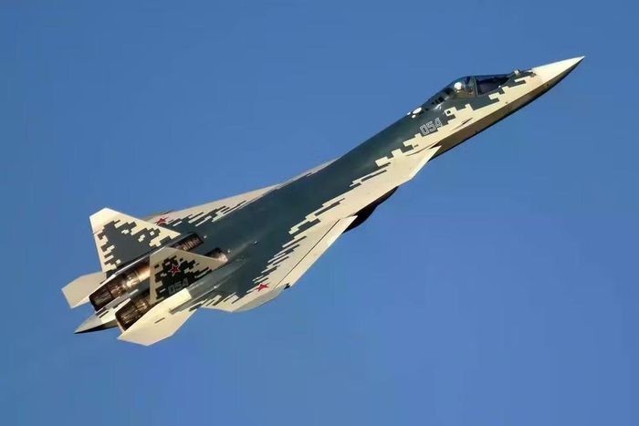 So sánh với Su-57, tiêm kích F-22 Raptor của Mỹ được phát triển dựa trên một khái niệm khác. Theo bài báo, các nhà phát triển Mỹ đã cân nhắc việc lắp đặt radar gắn bên hông nhưng cuối cùng họ đã quyết định không làm vậy.