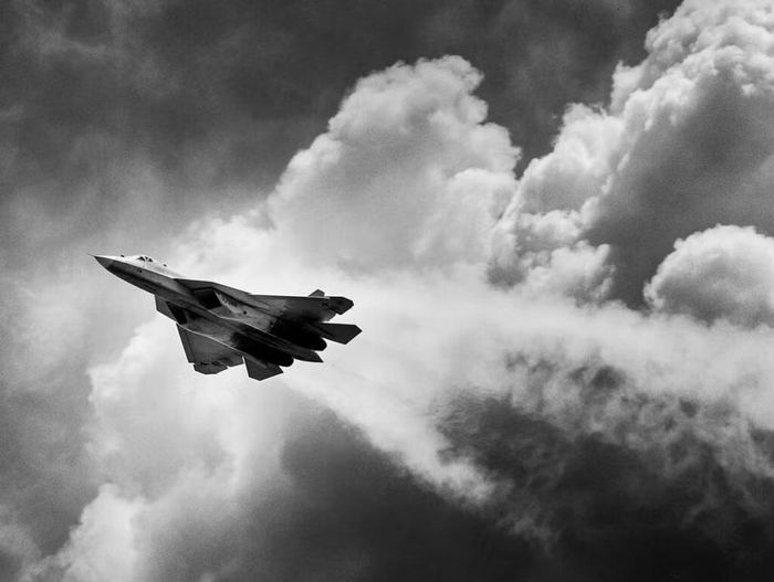 Hệ thống radar nói trên mang lại cho tiêm kích Su-57 lợi thế đáng kể trong không chiến, đặc biệt là khi phối hợp theo đội hình. Sau khi phóng tên lửa tầm xa, chiến đấu cơ Nga có thể thực hiện một cú ngoặt gấp 90 độ sang một bên gần như tức thì.
