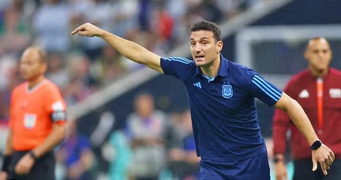 Trên sân cỏ, huấn luyện viên Lionel Scaloni cùng các học trò đang hướng tới mục tiêu bảo vệ ngôi vương. Ngoài sân cỏ, đội tuyển này cũng cho thấy sự chuẩn bị kỹ lưỡng đến từng chi tiết nhỏ nhất, từ nơi ăn ở, chế độ tập luyện cho tới những món ăn quen thuộc mang đậm bản sắc quê hương.