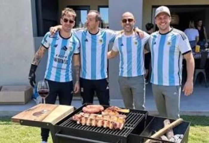 "Asado rất quan trọng với người Argentina. Đó là một phần văn hóa của chúng tôi. Chúng tôi muốn các cầu thủ cảm thấy như đang ở nhà dù phải thi đấu xa quê hương", một nguồn tin của Liên đoàn Bóng đá Argentina chia sẻ.