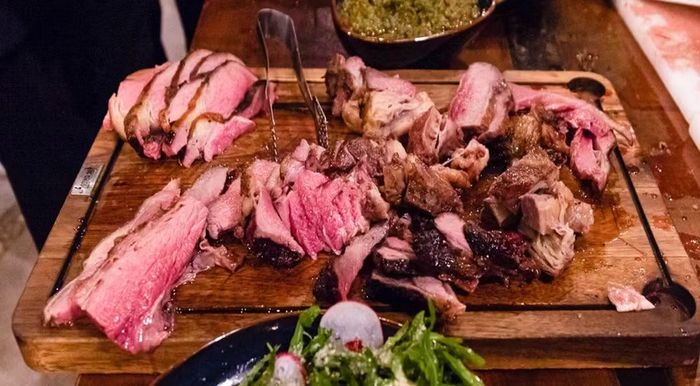 Số thịt bò này được tuyển chọn từ những nguồn cung cấp hàng đầu của Argentina, đáp ứng các tiêu chuẩn nghiêm ngặt về chất lượng và an toàn thực phẩm.
