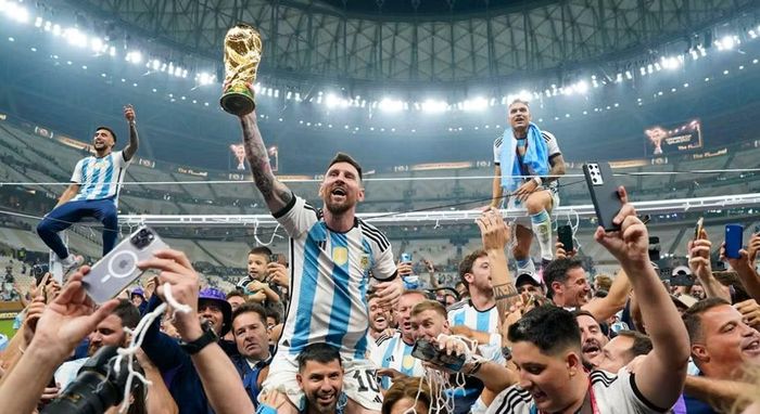 Đây không phải lần đầu Argentina thực hiện kế hoạch đặc biệt này. Tại World Cup 2022 ở Qatar, đội tuyển Nam Mỹ cũng mang theo lượng lớn thịt bò từ quê nhà. Những bữa tiệc nướng truyền thống, hay còn gọi là asado, đã trở thành nét văn hóa quen thuộc của đội tuyển trong suốt hành trình chinh phục chức vô địch thế giới.