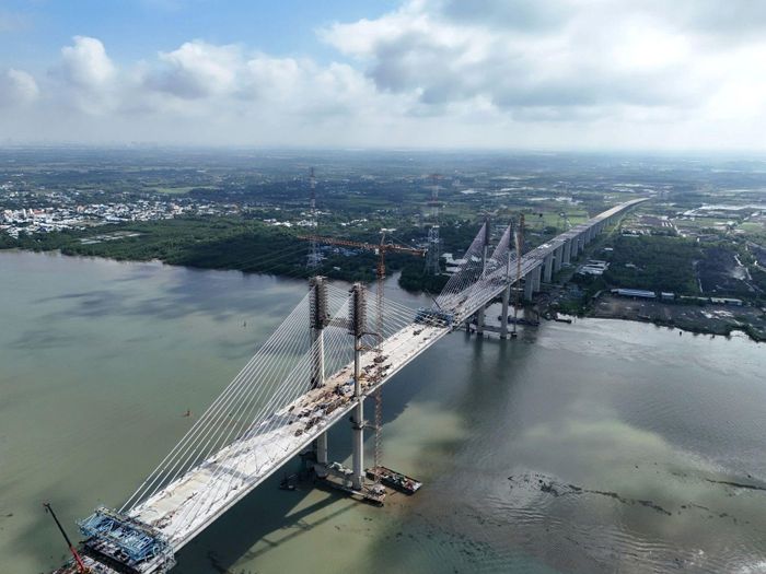 Cầu Phước Khánh dài hơn 3km, bắc qua sông Lòng Tàu, kết nối khu vực Cần Giờ (TPHCM) với Nhơn Trạch (Đồng Nai). Cầu có quy mô 4 làn xe, nhịp chính dài 300m, tĩnh không thông thuyền 55m.