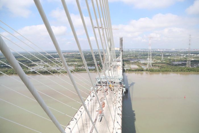 Tuyến đường dài gần 58km được thiết kế 4 làn xe, hai làn dừng khẩn cấp, tốc độ tối đa 100km/h. Tuy nhiên, tiến độ dự án kéo dài nhiều năm do vướng mắc về cơ chế đầu tư và nguồn vốn.