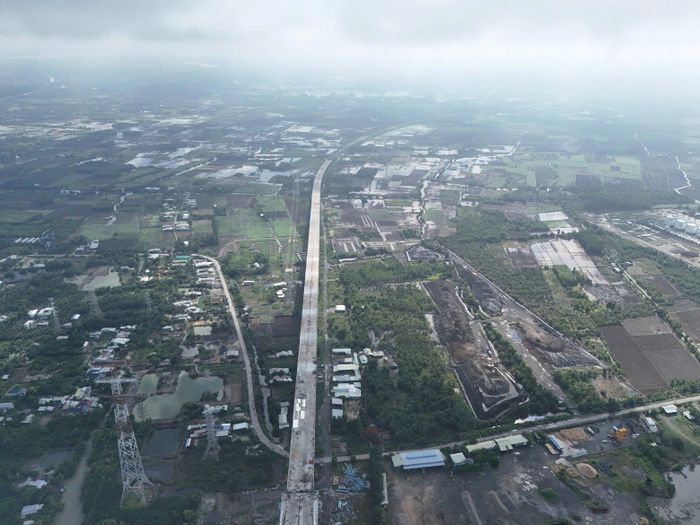 Dự án cao tốc Bến Lức - Long Thành được khởi công năm 2014, có tổng mức đầu tư ban đầu hơn 31.300 tỉ đồng, sau điều chỉnh còn hơn 29.500 tỉ đồng.