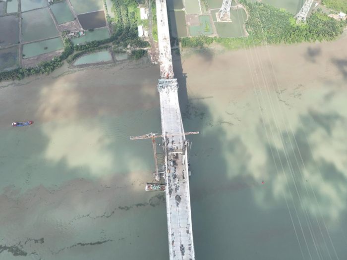 Sau khi hợp long, công trình sẽ tiếp tục được hoàn thiện các hạng mục như mặt cầu, hệ thống giảm chấn dây văng, lan can, chiếu sáng và các công trình phụ trợ.