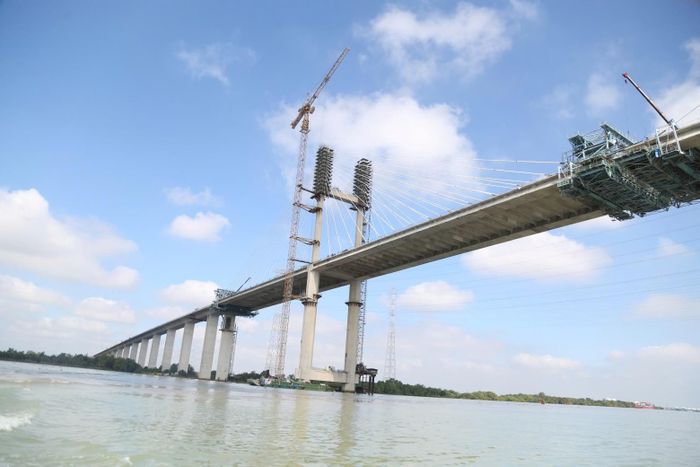 Các hạng mục chính như trụ tháp, hệ thống cáp dây văng và kết cấu cầu cơ bản đã hoàn thành.