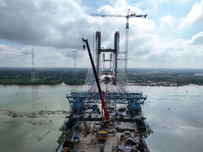 Đây là một trong những hạng mục cuối cùng của tuyến cao tốc dài gần 58km qua Tây Ninh, TPHCM và Đồng Nai. Trên công trường hiện có khoảng 200 kỹ sư, công nhân làm việc liên tục ba ca mỗi ngày.