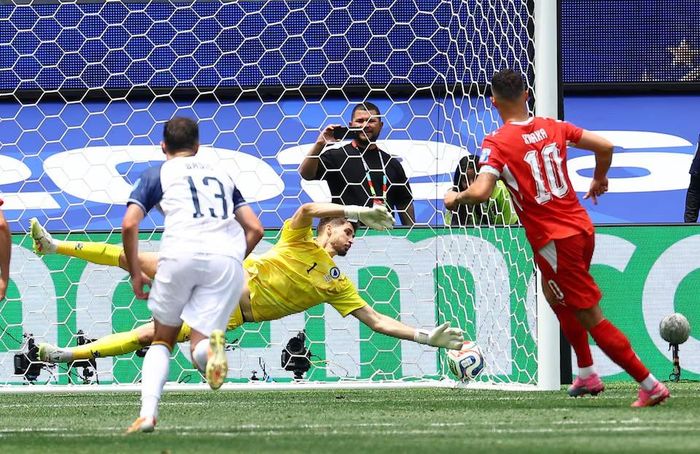 Granit Xhaka của Thụy Sĩ ghi bàn thắng thứ tư từ chấm phạt đền. Nguồn: Reuters.