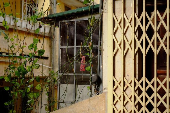 Những chiếc cửa sắt đồng bộ gợi nhớ về một thời đã xa. Không chỉ vậy, nhiều nhà vẫn còn những chiếc “chuồng cọp”, chứng tích của một giai đoạn gia tăng dân số.