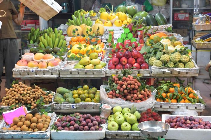 Mận, vải và nhiều loại trái cây đầu mùa được bày bán bắt mắt, góp phần làm nên sắc màu đặc trưng của Tết Đoan Ngọ.