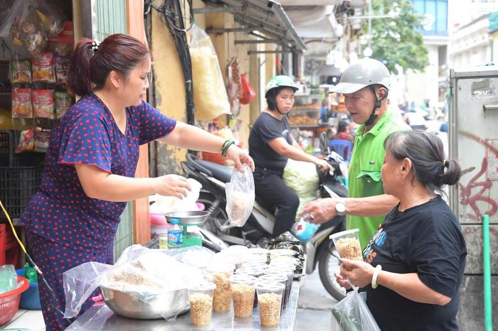 Không khí sắm Tết Đoan Ngọ buổi sáng sớm tạo nên bức tranh sinh động về một nét đẹp văn hóa vẫn được gìn giữ qua nhiều thế hệ.