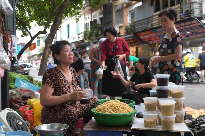 Từ sáng sớm ngày 19/6, nhiều người dân Hà Nội đã có mặt tại các khu chợ truyền thống để mua sắm lễ vật cho Tết Đoan Ngọ.