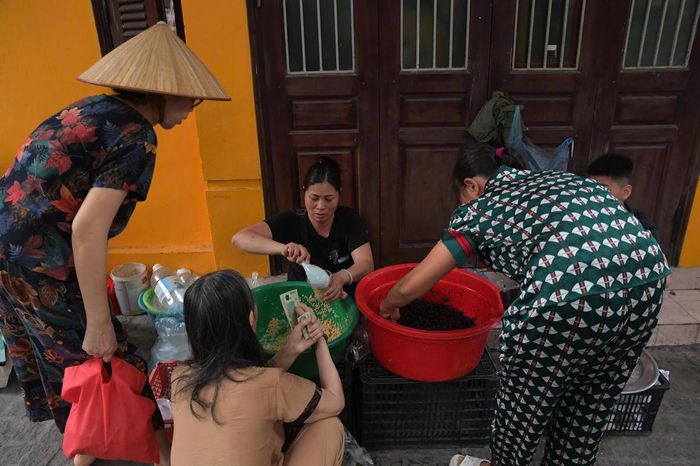 Không khí mua bán nhộn nhịp tại các chợ dân sinh phản ánh sức sống bền bỉ của phong tục truyền thống trong đời sống hiện đại.